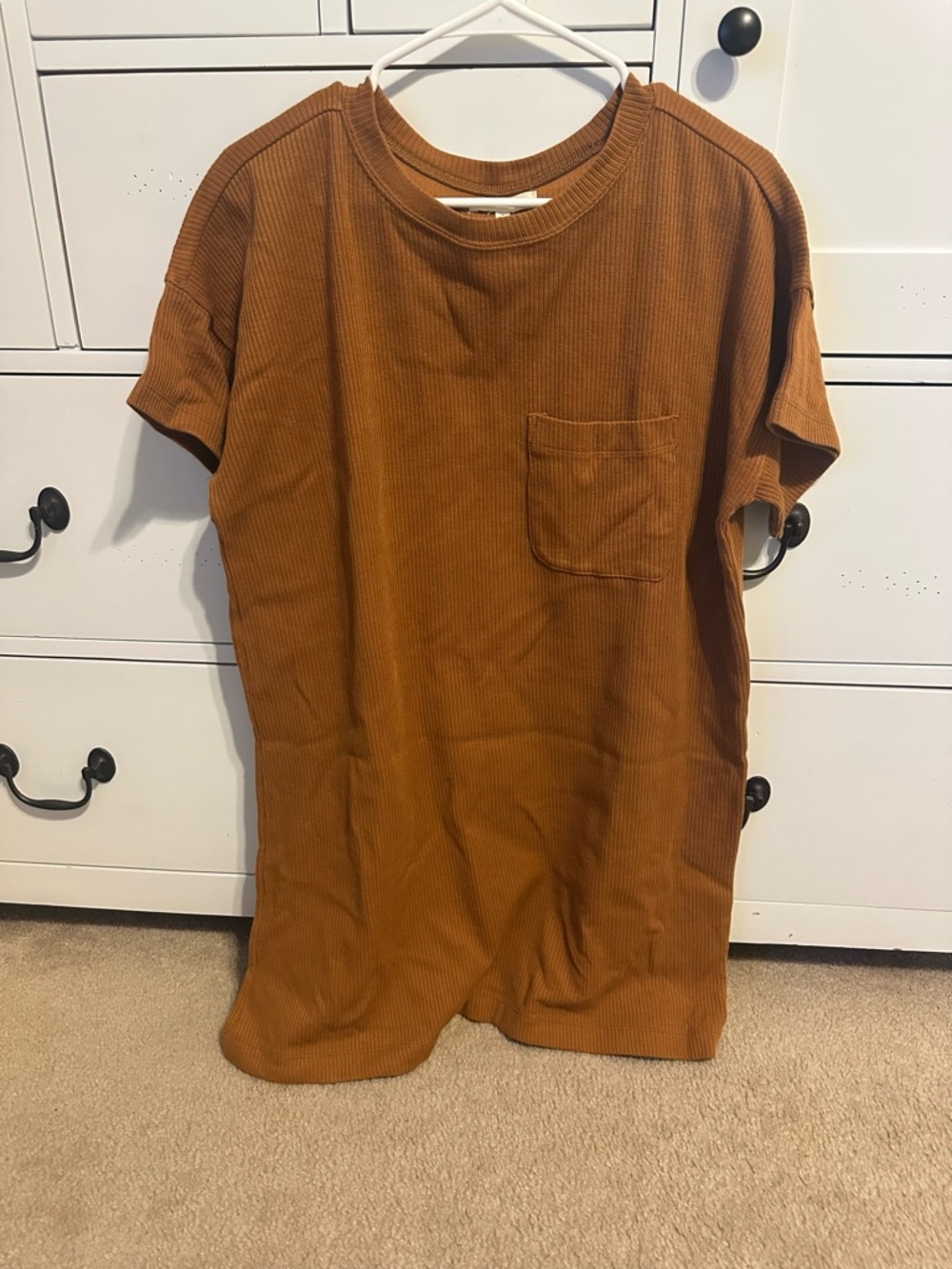 Women’s Short-Sleeve Ribbed Pocket Dress in Rust Brown
